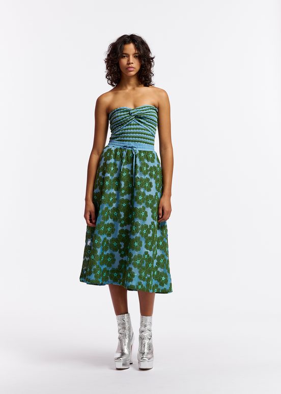 Blauwe en groene midirok met geborduurde bloemen