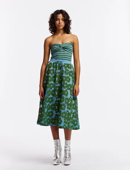 Blauwe en groene midirok met geborduurde bloemen