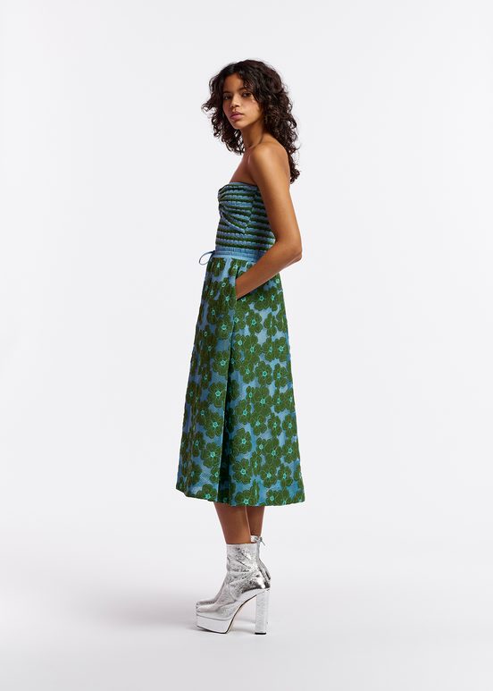 Blauwe en groene midirok met geborduurde bloemen