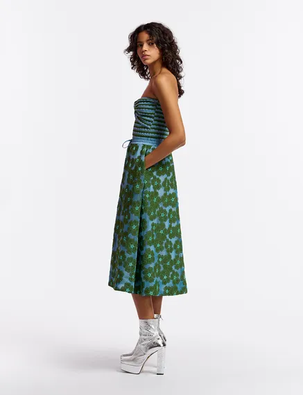 Blauwe en groene midirok met geborduurde bloemen