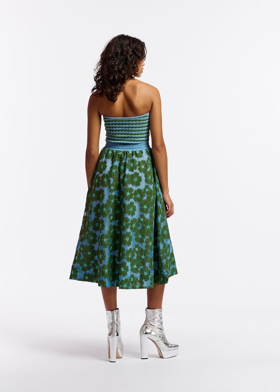 Blauwe en groene midirok met geborduurde bloemen