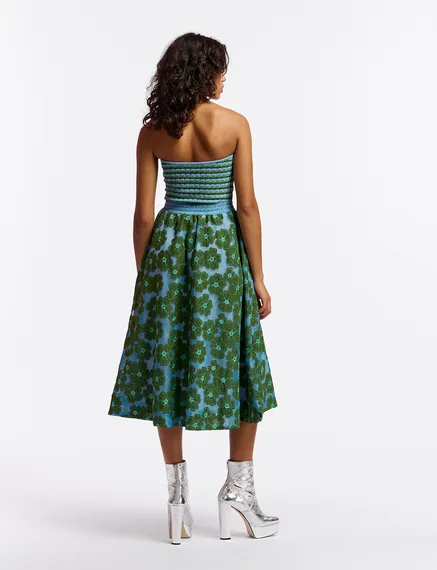 Blauwe en groene midirok met geborduurde bloemen