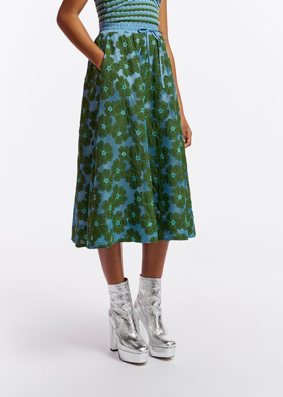 Blauwe en groene midirok met geborduurde bloemen