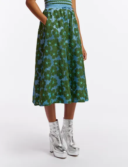 Blauwe en groene midirok met geborduurde bloemen