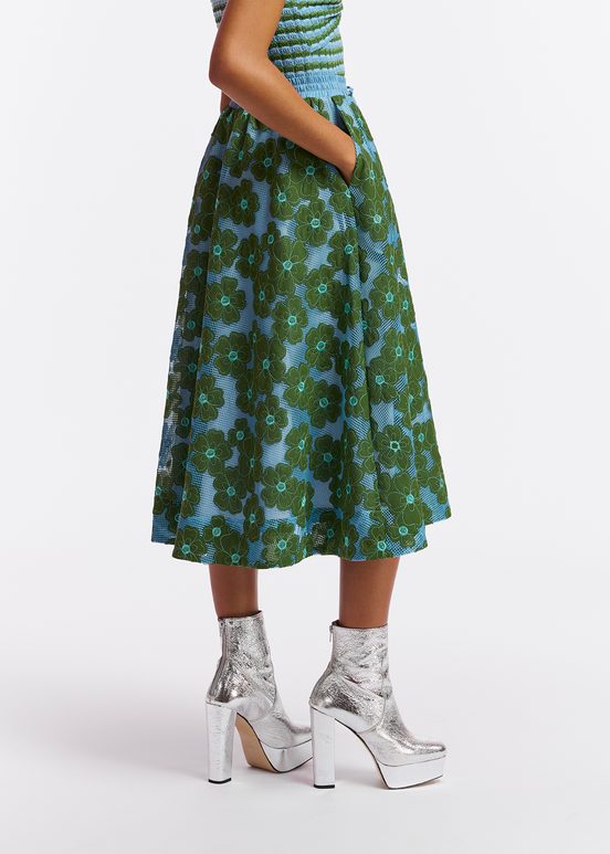 Blauwe en groene midirok met geborduurde bloemen