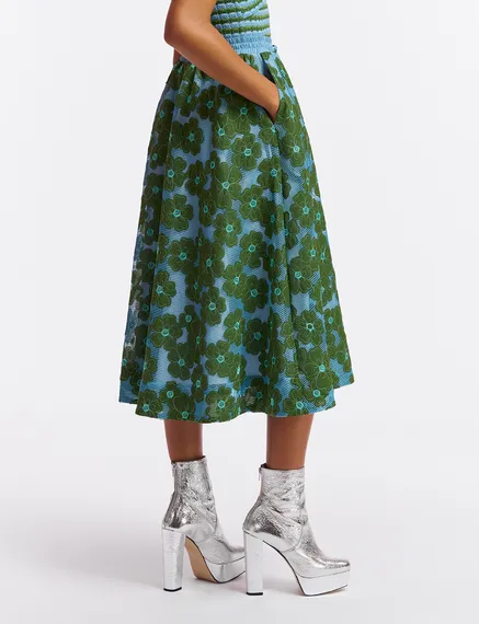 Blauwe en groene midirok met geborduurde bloemen