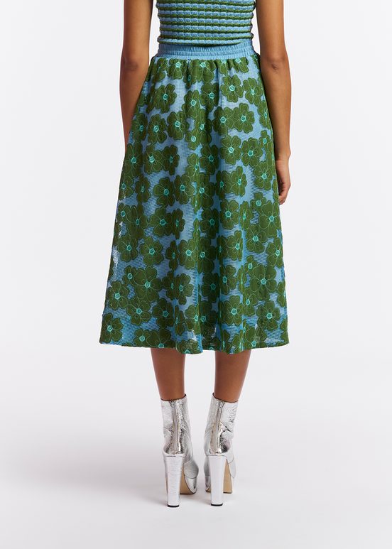 Blauwe en groene midirok met geborduurde bloemen