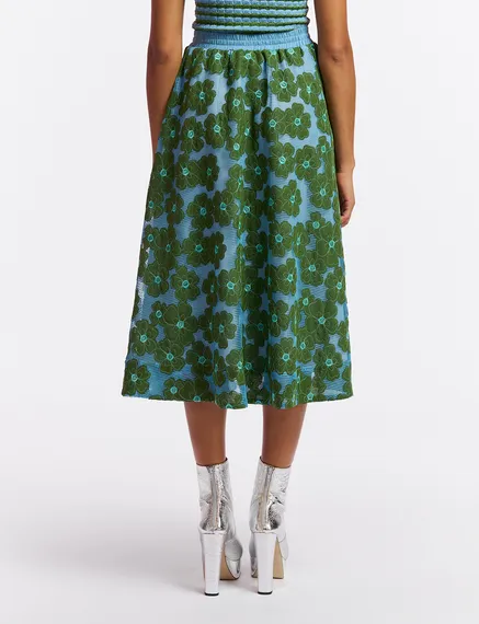 Blauwe en groene midirok met geborduurde bloemen