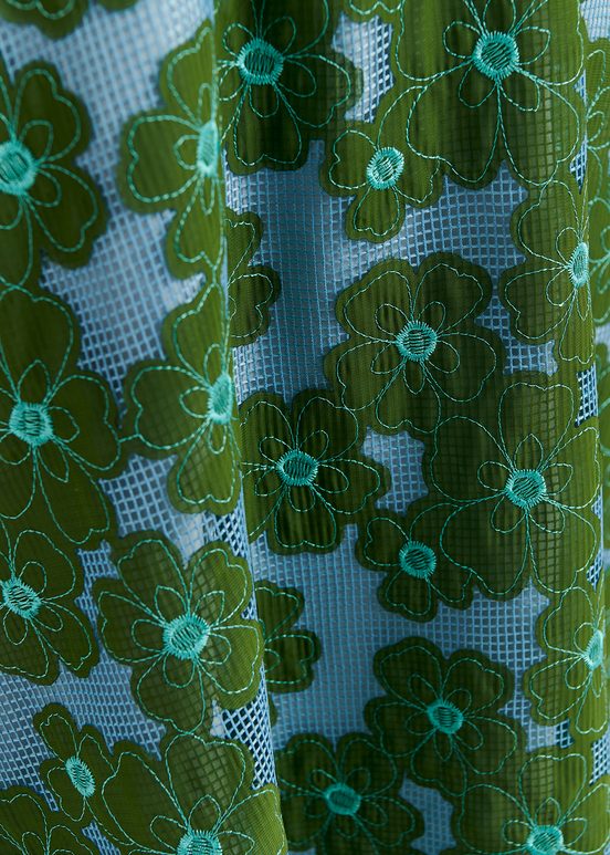 Blauwe en groene midirok met geborduurde bloemen