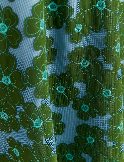 Blauwe en groene midirok met geborduurde bloemen