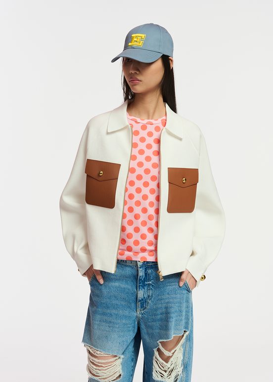 Veste en tricot blanc cassé à poches plaquées en faux cuir