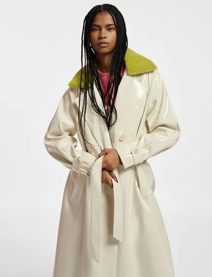 Manteau en faux cuir verni écru