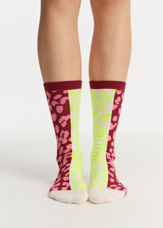 Off-white, burgundy and neon yellow leopard-motif socks