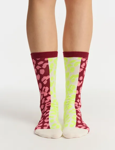 Off-white, burgundy and neon yellow leopard-motif socks