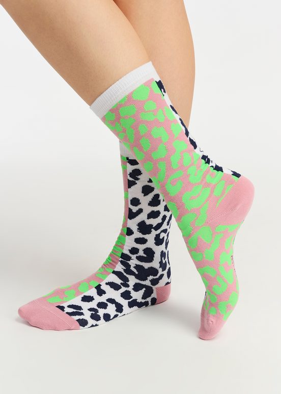 Altrosa, weiße und neongrüne Socken mit Leopardenmotiv