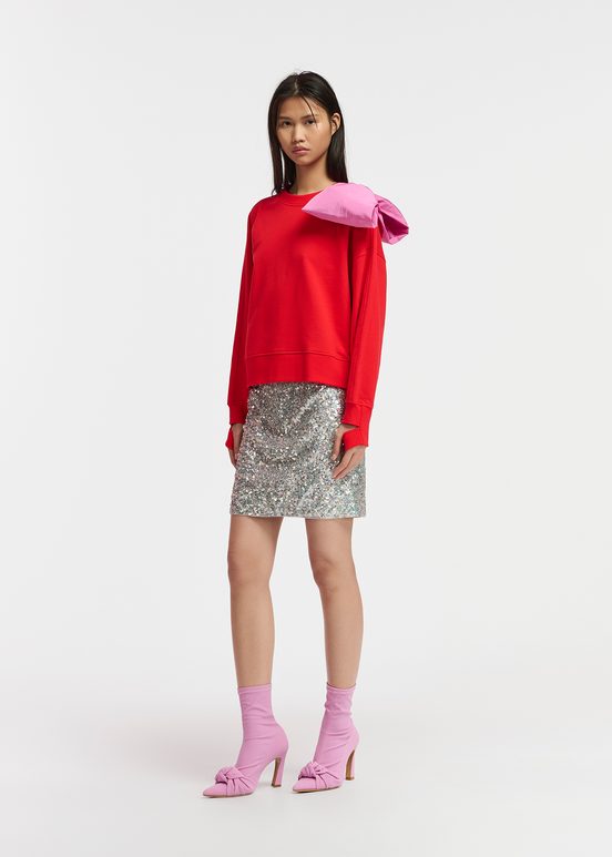 Sweatshirt rouge avec nœud rose