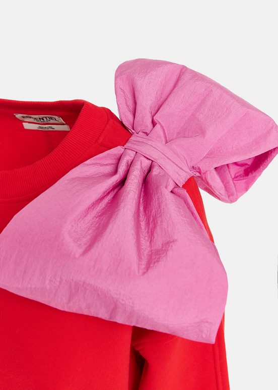 Sweatshirt rouge avec nœud rose