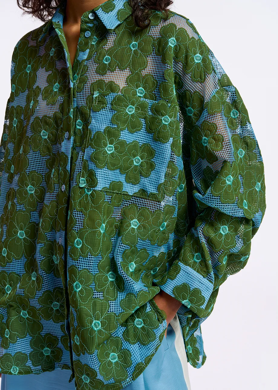 Chemise bleue et verte à fleurs brodées 