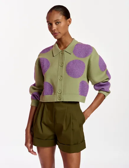 Veste en tricot kaki clair et violette à pois