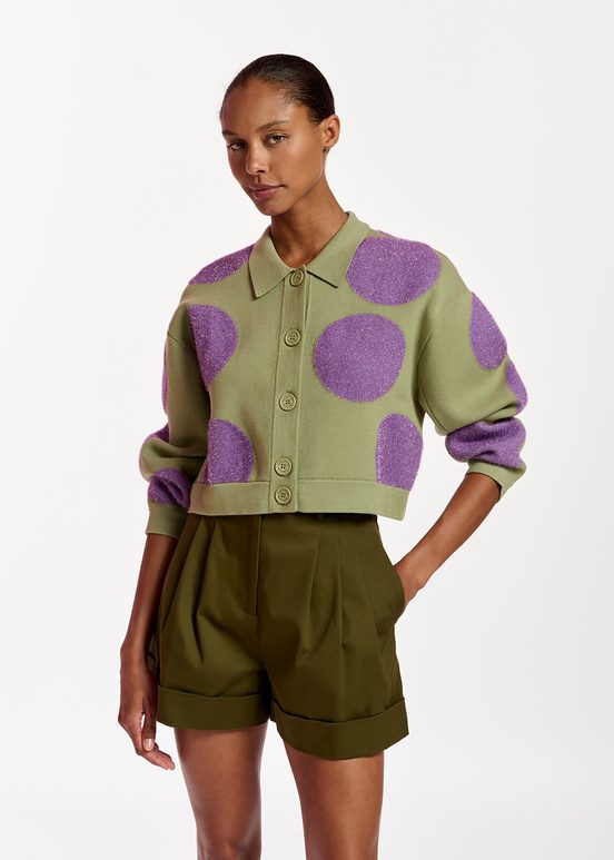 Veste en tricot kaki clair et violette à pois