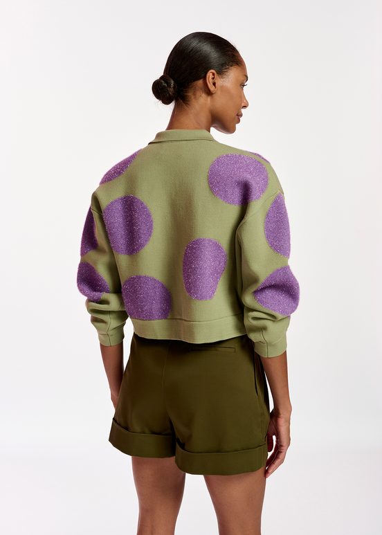 Khakifarbene und violett gepunktete Strickjacke