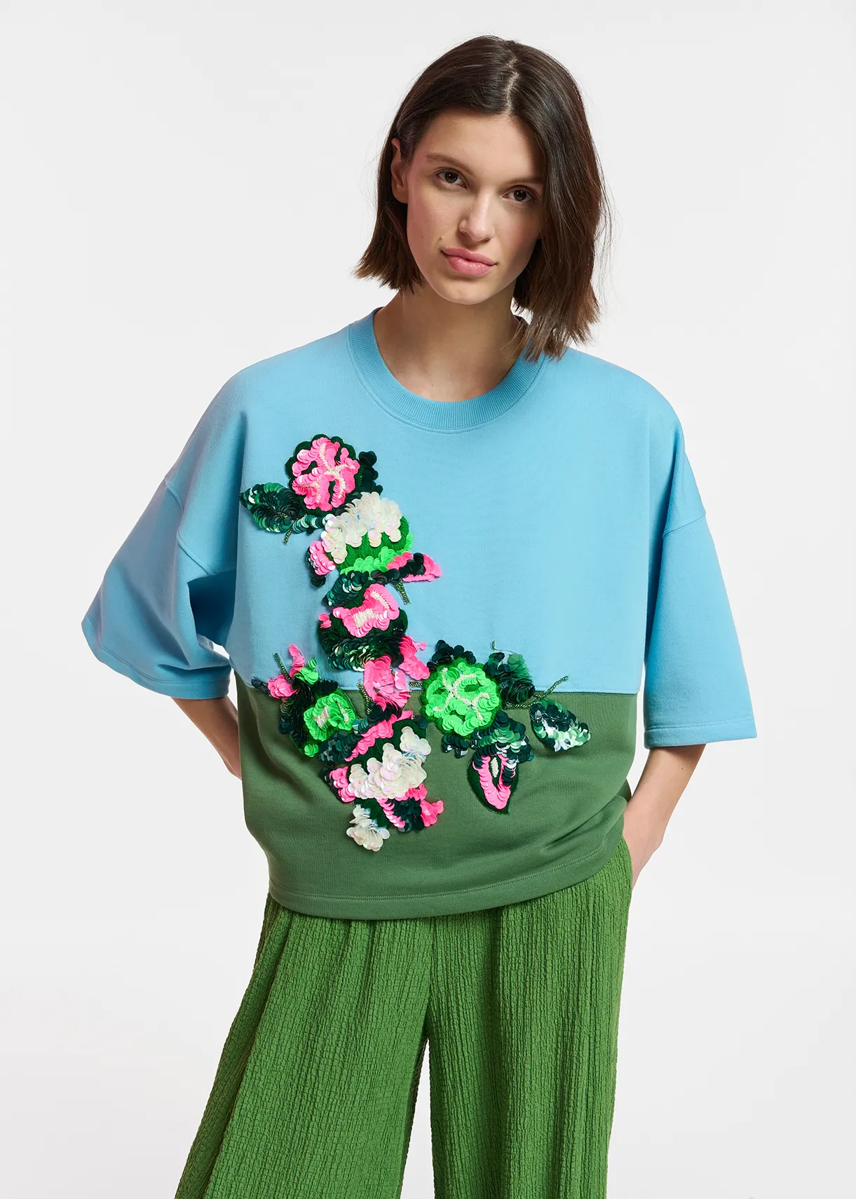Blue and dark green short-sleeved sweatshirt with sequin