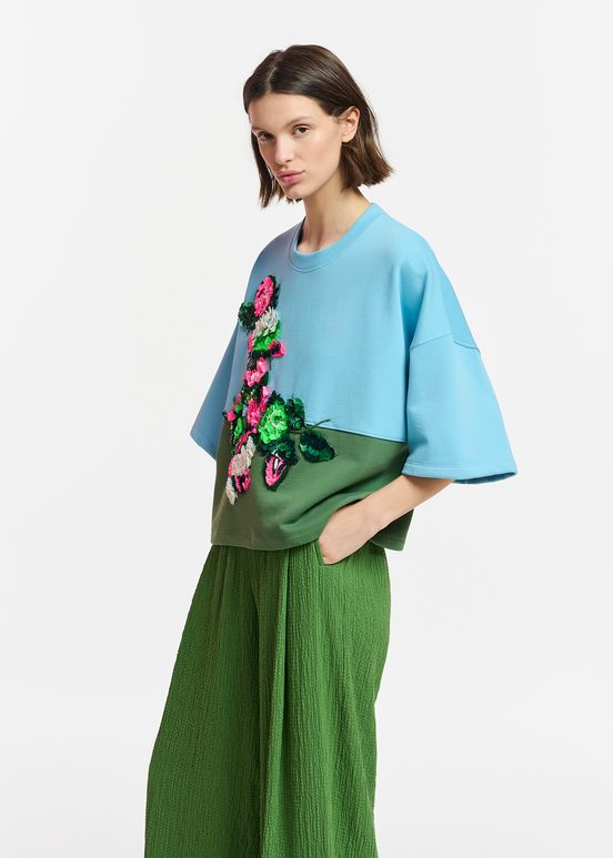 Blue and dark green short-sleeved sweatshirt with sequin embroideries