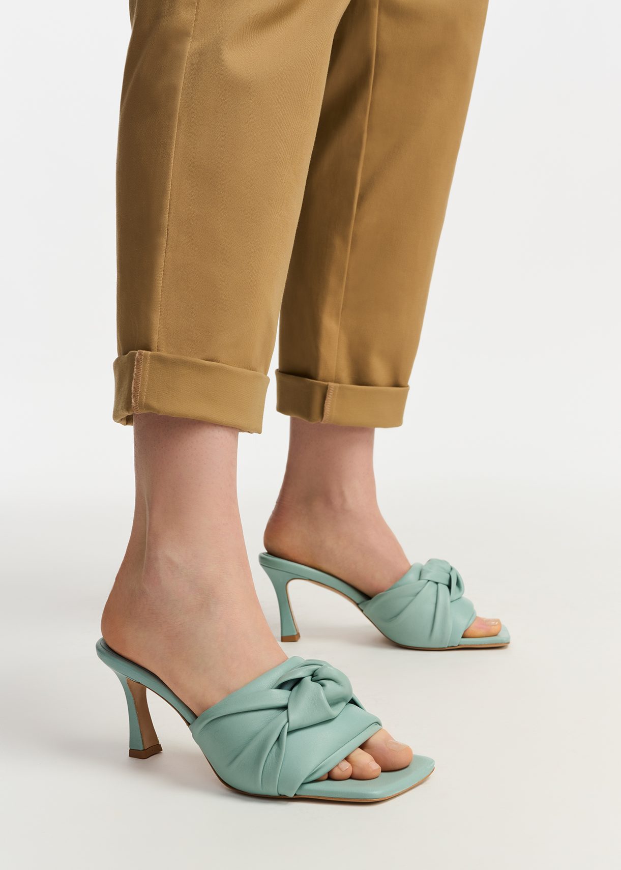 Light blue knot-detailed leather mules