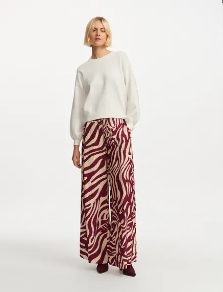 Weinrote und ecrufarbene Hose mit Zebra-Print und weitem Bein