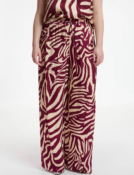 Weinrote und ecrufarbene Hose mit Zebra-Print und weitem Bein