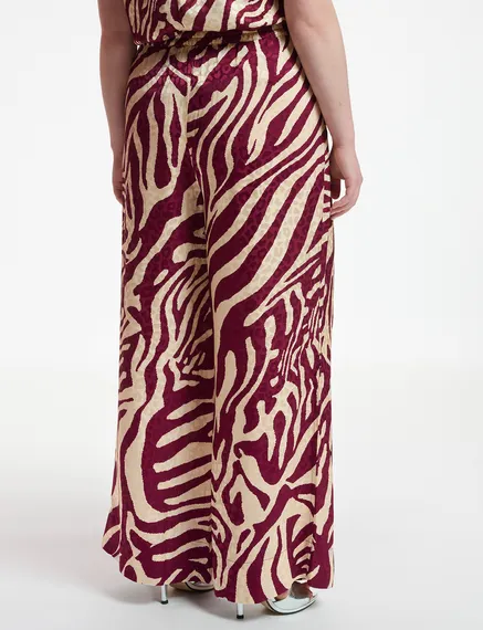 Weinrote und ecrufarbene Hose mit Zebra-Print und weitem Bein