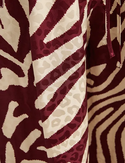 Weinrote und ecrufarbene Hose mit Zebra-Print und weitem Bein