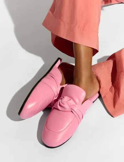 Light pink knot-detailed leather slippers