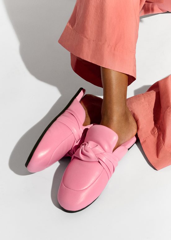 Light pink knot-detailed leather slippers