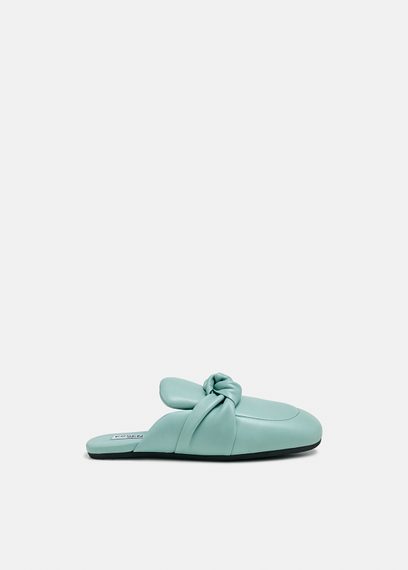 Light blue knot-detailed leather slippers