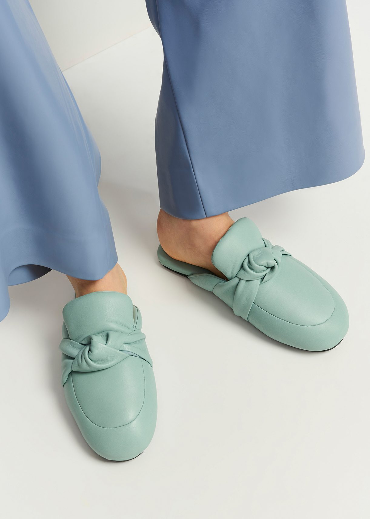 Light blue knot-detailed leather slippers