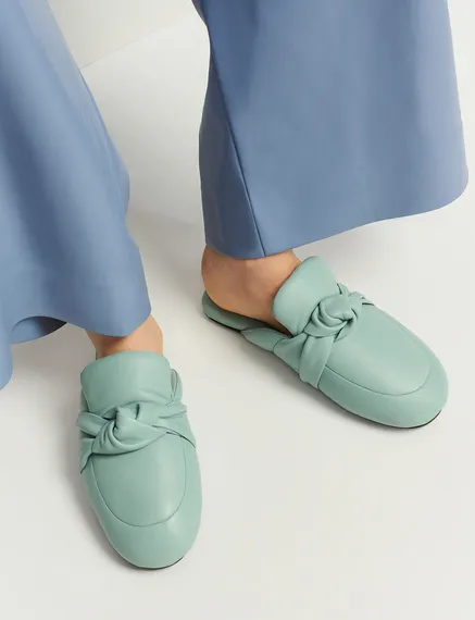 Light blue knot-detailed leather slippers