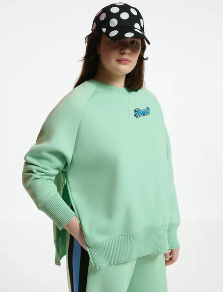 Mintgrünes Sweatshirt mit Perlenverzierung