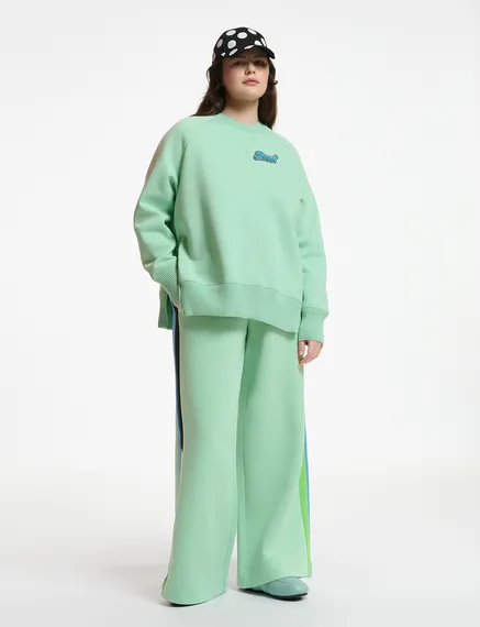 Mintgrünes Sweatshirt mit Perlenverzierung