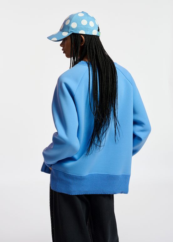 Sweatshirt bleu orné de perles