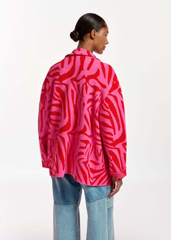 Roze en rode jas in zebra jacquard