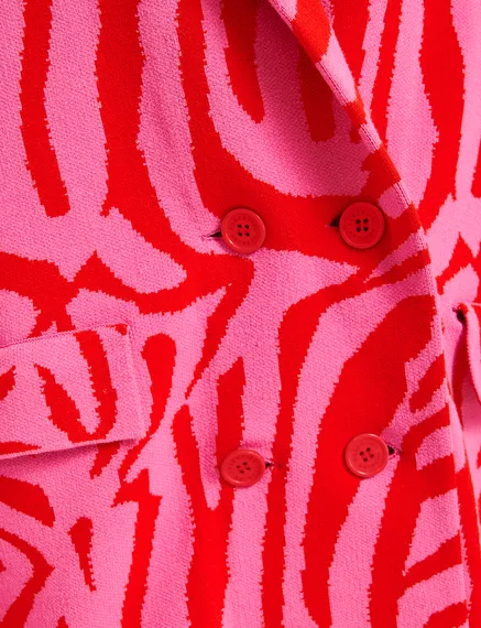 Roze en rode jas in zebra jacquard