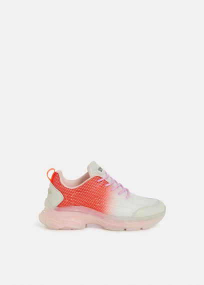 Cremefarbene und orangefarbene Mesh-Sneaker