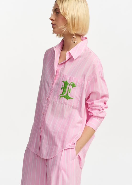 Chemise à rayures rose clair et blanches avec 'E'