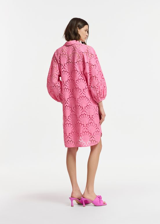 Roze katoenen jurk op knielengte in broderie anglaise