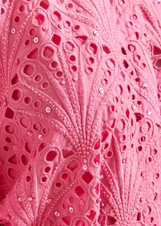 Roze katoenen jurk op knielengte in broderie anglaise