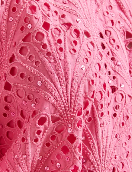 Roze katoenen jurk op knielengte in broderie anglaise