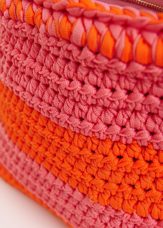 Roséfarbener und orangener, gehäkelter Strickbeutel