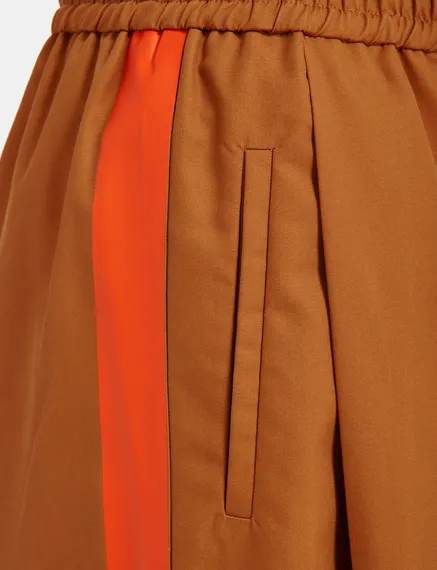 Bronzen brede broek met oranje strepen