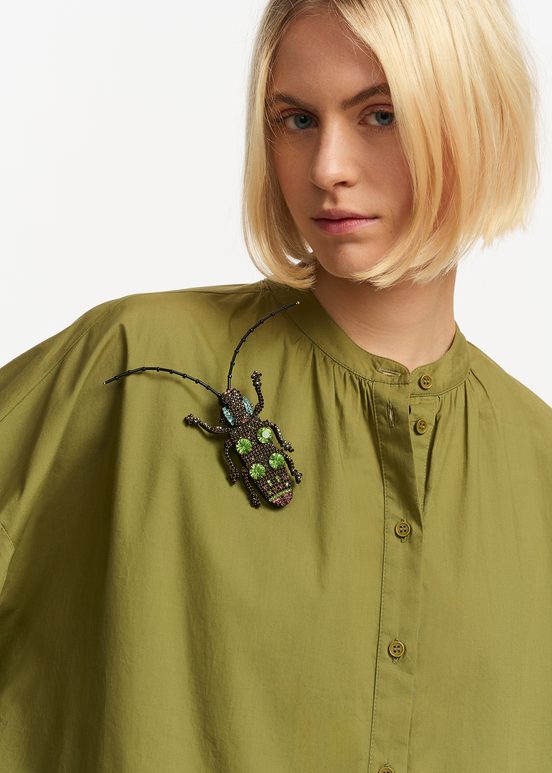 Zwarte, groene en blauwe insectenbroche